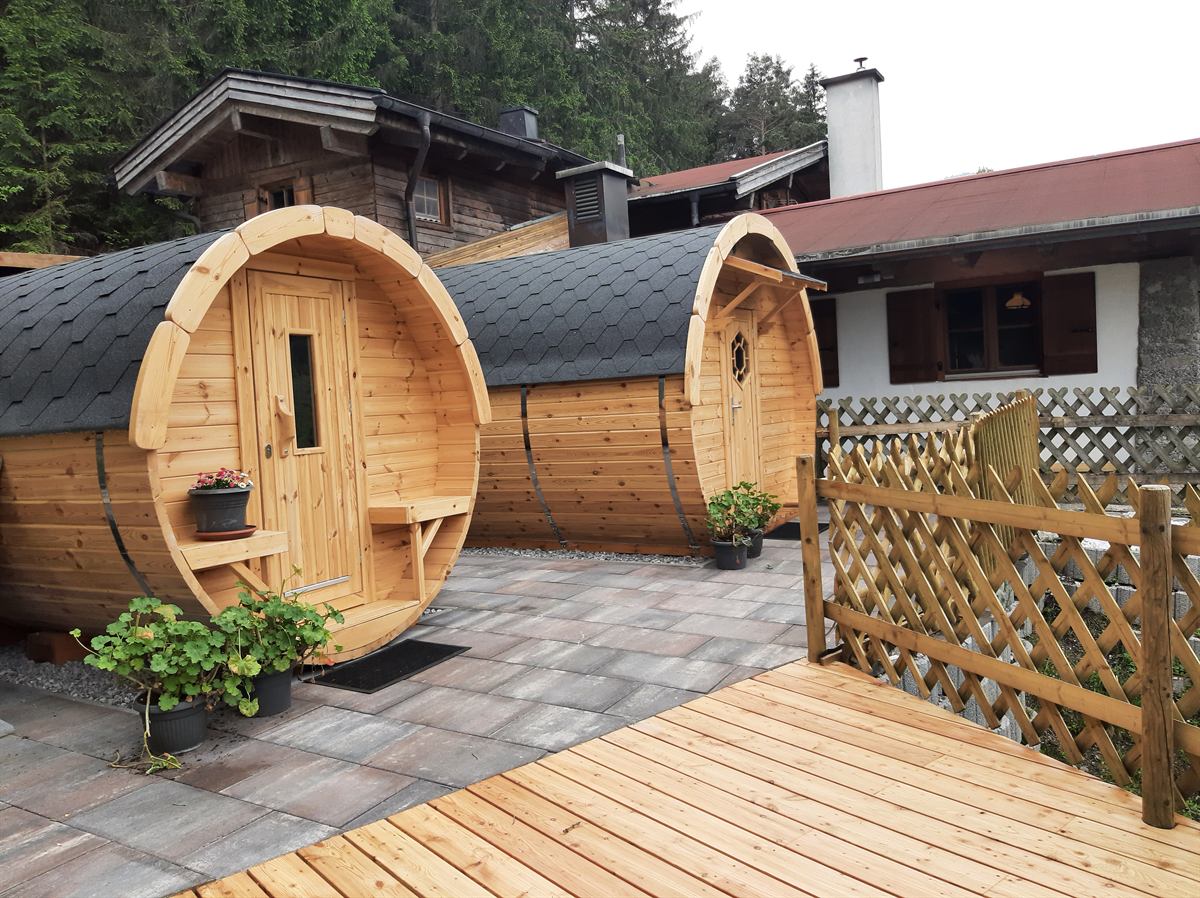 Schlaf'n im Holzfass.