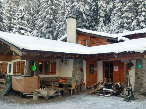 Happi's Hütte unter tiefem Schnee — verschneite Fichten, Bauerngeräte und Winterstimmung in Tarrenz